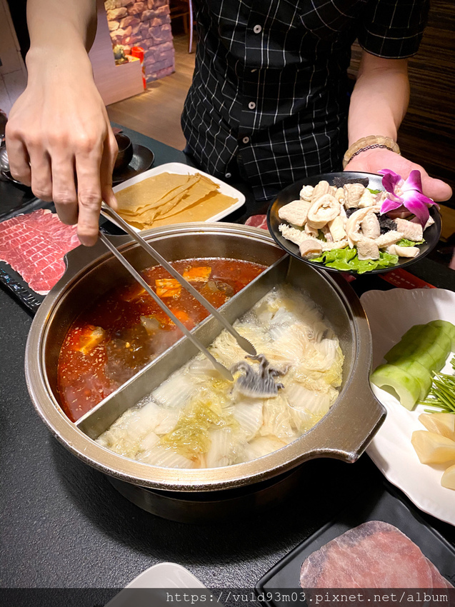 新竹美食。吃 | 老東家重慶麻辣鍋 | 重慶經典麻辣鍋。鴨血凍豆腐超Juicy入味。麻而不燥。辣而不嗆。主打重慶川味