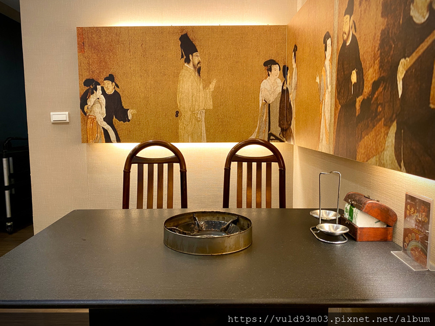 新竹美食。吃 | 老東家重慶麻辣鍋 | 重慶經典麻辣鍋。鴨血凍豆腐超Juicy入味。麻而不燥。辣而不嗆。主打重慶川味