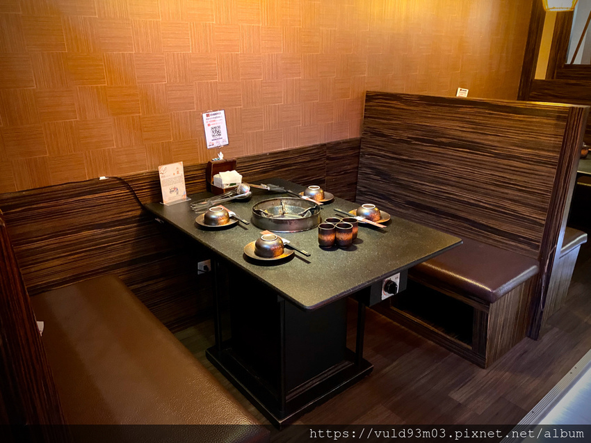 新竹美食。吃 | 老東家重慶麻辣鍋 | 重慶經典麻辣鍋。鴨血凍豆腐超Juicy入味。麻而不燥。辣而不嗆。主打重慶川味