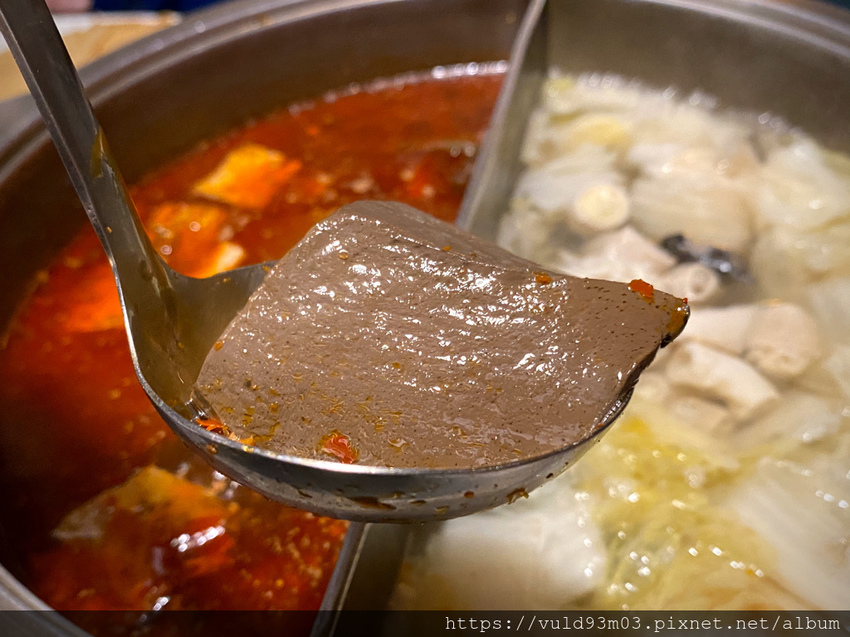 新竹美食。吃 | 老東家重慶麻辣鍋 | 重慶經典麻辣鍋。鴨血凍豆腐超Juicy入味。麻而不燥。辣而不嗆。主打重慶川味