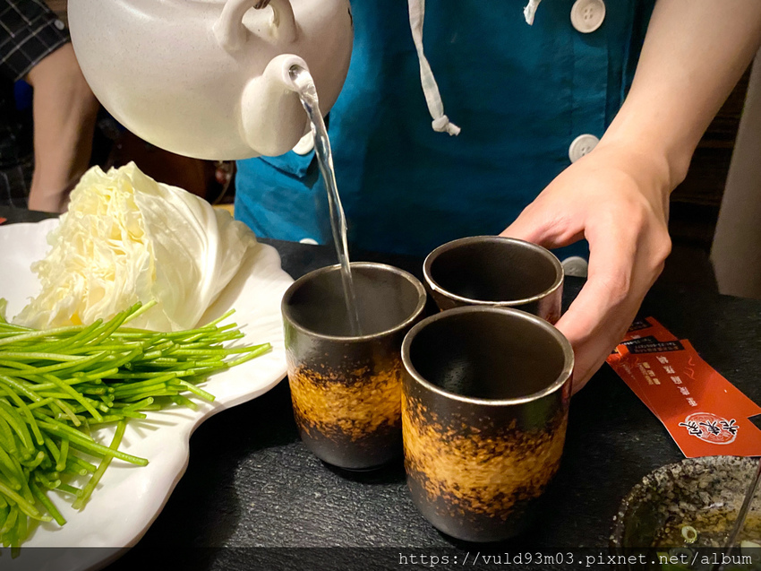 新竹美食。吃 | 老東家重慶麻辣鍋 | 重慶經典麻辣鍋。鴨血凍豆腐超Juicy入味。麻而不燥。辣而不嗆。主打重慶川味