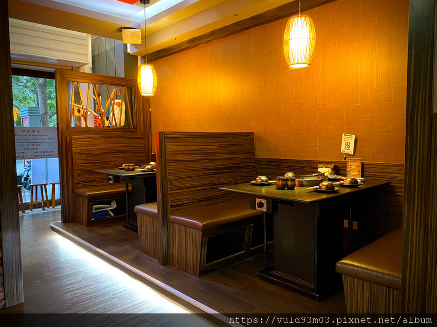 新竹美食。吃 | 老東家重慶麻辣鍋 | 重慶經典麻辣鍋。鴨血凍豆腐超Juicy入味。麻而不燥。辣而不嗆。主打重慶川味