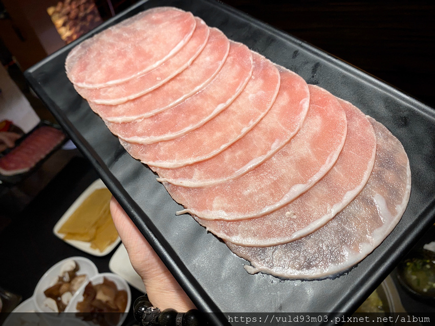 新竹美食。吃 | 老東家重慶麻辣鍋 | 重慶經典麻辣鍋。鴨血凍豆腐超Juicy入味。麻而不燥。辣而不嗆。主打重慶川味