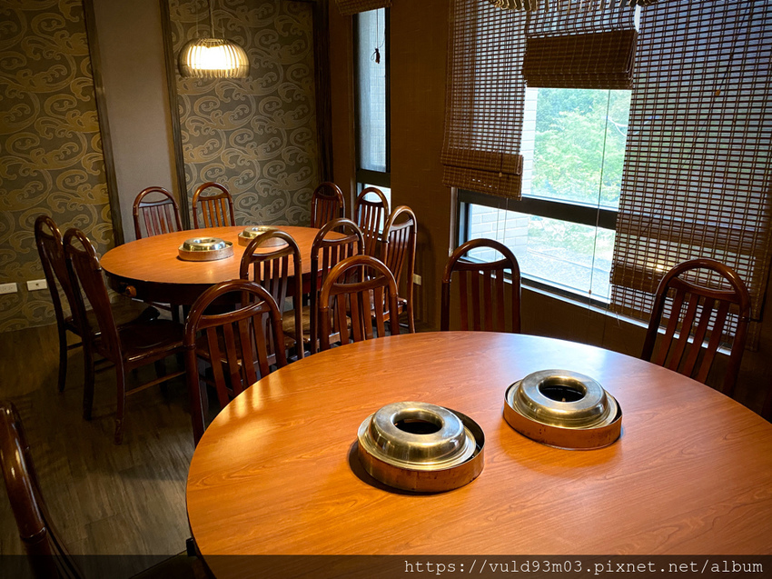 新竹美食。吃 | 老東家重慶麻辣鍋 | 重慶經典麻辣鍋。鴨血凍豆腐超Juicy入味。麻而不燥。辣而不嗆。主打重慶川味