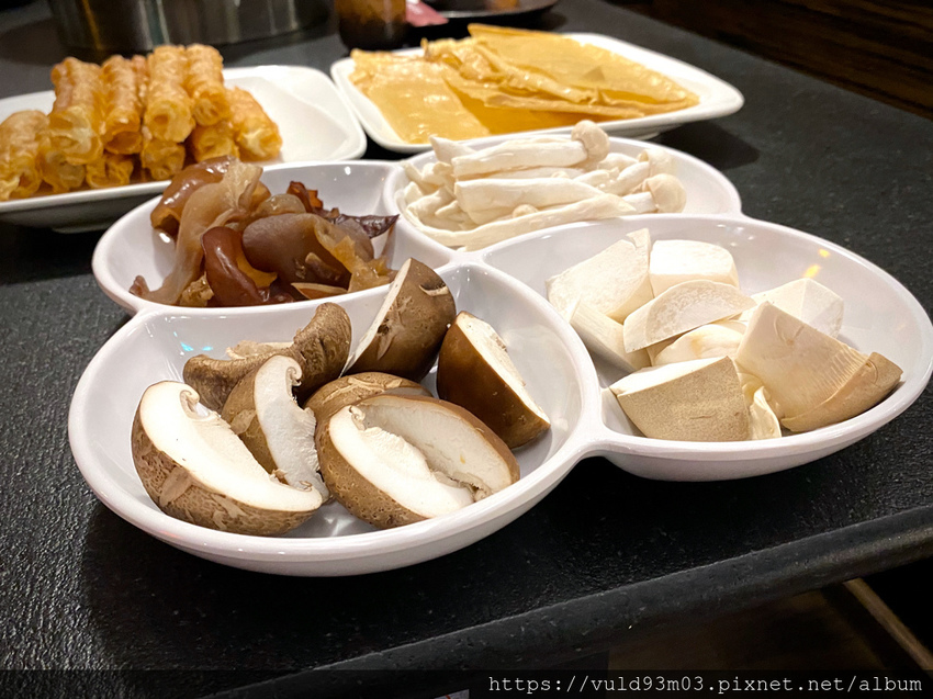 新竹美食。吃 | 老東家重慶麻辣鍋 | 重慶經典麻辣鍋。鴨血凍豆腐超Juicy入味。麻而不燥。辣而不嗆。主打重慶川味