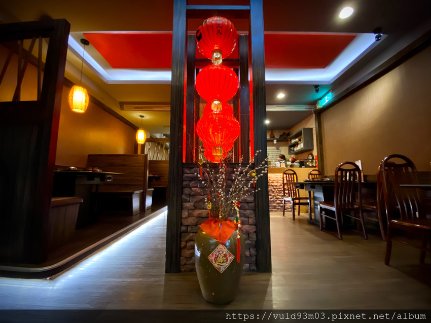 新竹美食。吃 | 老東家重慶麻辣鍋 | 重慶經典麻辣鍋。鴨血凍豆腐超Juicy入味。麻而不燥。辣而不嗆。主打重慶川味