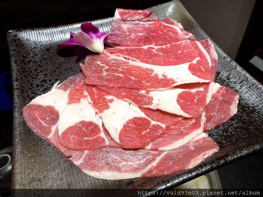 新竹美食。吃 | 老東家重慶麻辣鍋 | 重慶經典麻辣鍋。鴨血凍豆腐超Juicy入味。麻而不燥。辣而不嗆。主打重慶川味