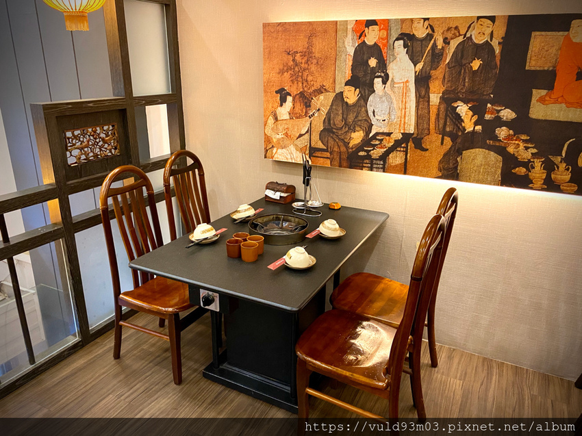 新竹美食。吃 | 老東家重慶麻辣鍋 | 重慶經典麻辣鍋。鴨血凍豆腐超Juicy入味。麻而不燥。辣而不嗆。主打重慶川味