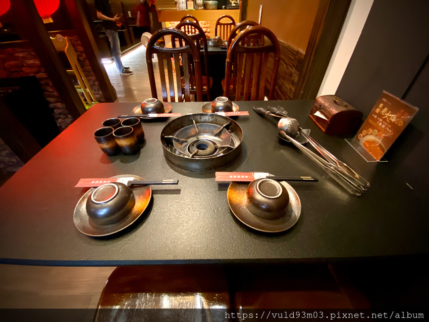 新竹美食。吃 | 老東家重慶麻辣鍋 | 重慶經典麻辣鍋。鴨血凍豆腐超Juicy入味。麻而不燥。辣而不嗆。主打重慶川味