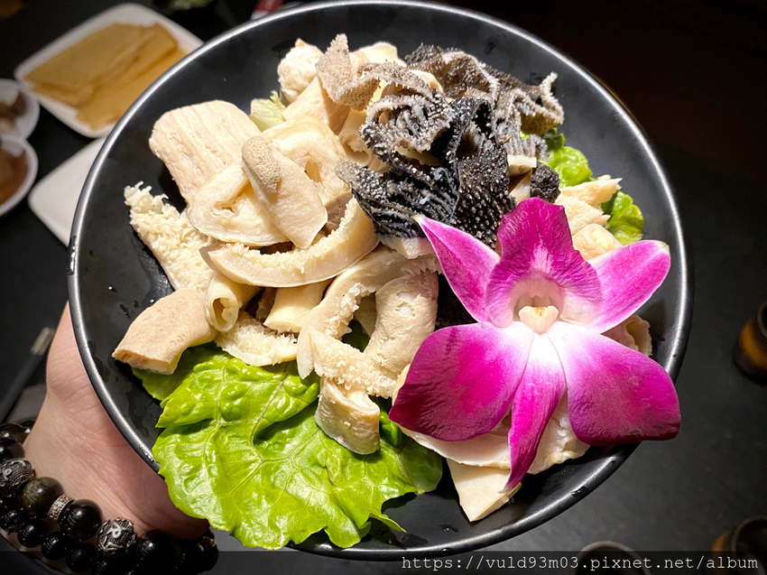 新竹美食。吃 | 老東家重慶麻辣鍋 | 重慶經典麻辣鍋。鴨血凍豆腐超Juicy入味。麻而不燥。辣而不嗆。主打重慶川味