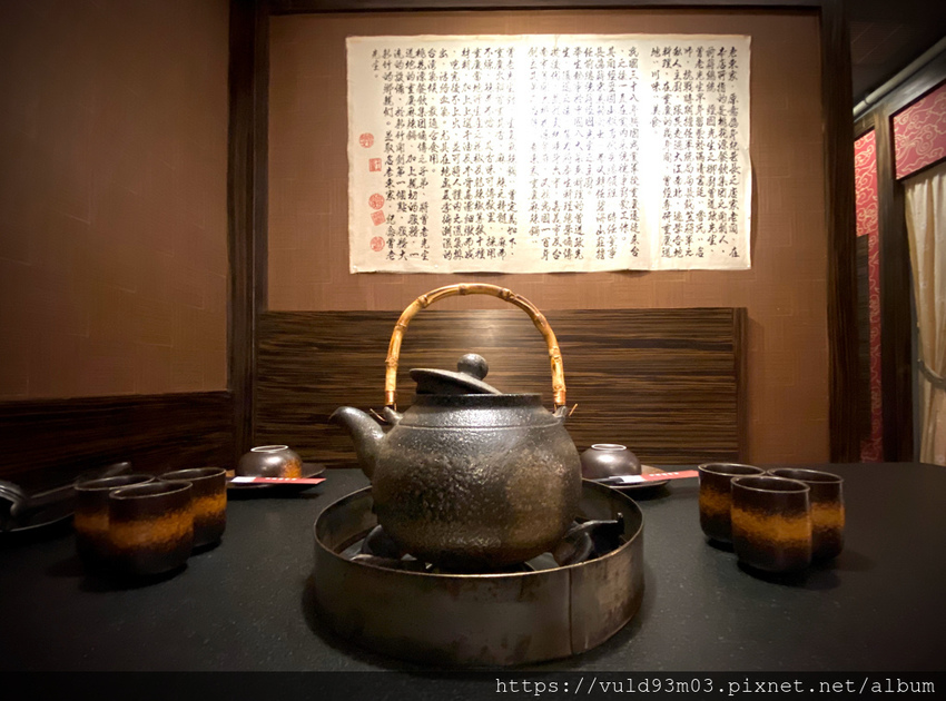 新竹美食。吃 | 老東家重慶麻辣鍋 | 重慶經典麻辣鍋。鴨血凍豆腐超Juicy入味。麻而不燥。辣而不嗆。主打重慶川味