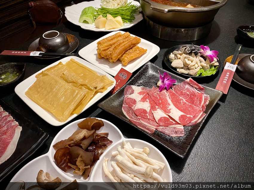 新竹美食。吃 | 老東家重慶麻辣鍋 | 重慶經典麻辣鍋。鴨血凍豆腐超Juicy入味。麻而不燥。辣而不嗆。主打重慶川味