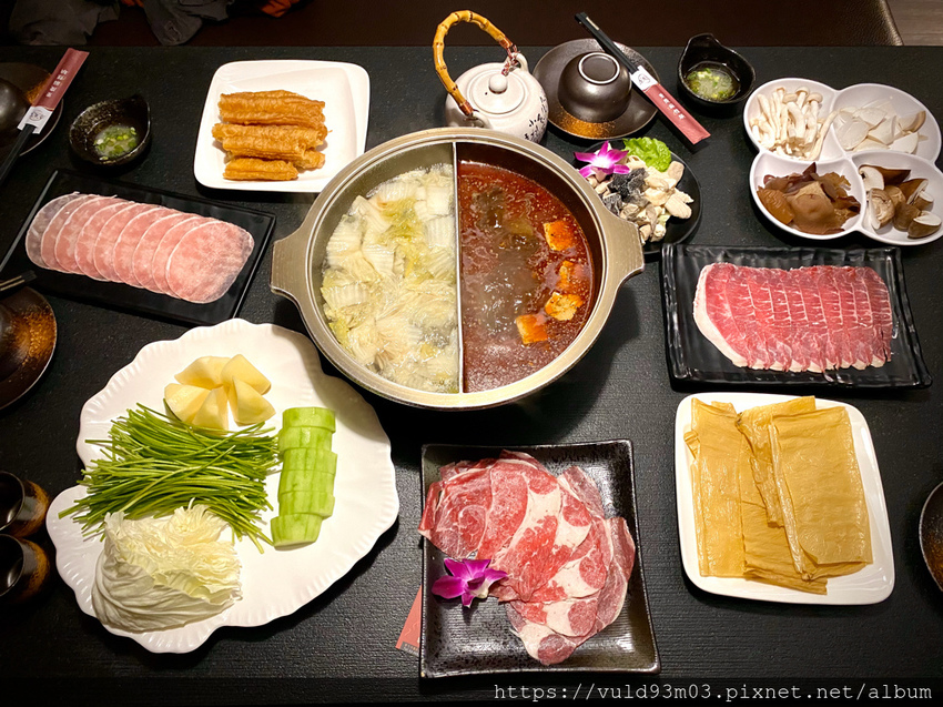 新竹美食。吃 | 老東家重慶麻辣鍋 | 重慶經典麻辣鍋。鴨血凍豆腐超Juicy入味。麻而不燥。辣而不嗆。主打重慶川味