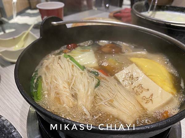 鍋底 花雕燒酒鍋 燒瓶子。大肆の鍋 菜單介紹 菜單照片 菜單分享 嘉義店 嘉義旅遊食記 2022壽星優惠嘉義