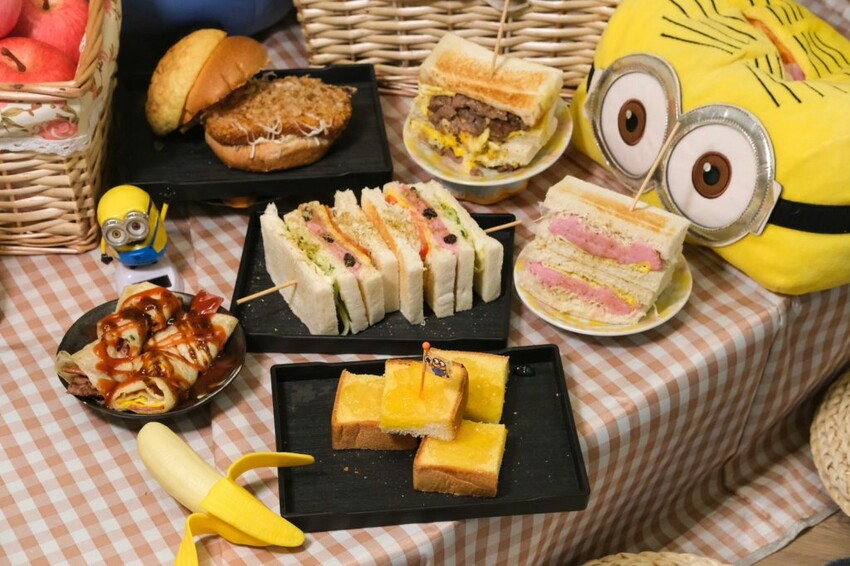 迷霧早午餐|可愛爆炸的小小兵主題早午餐,夢幻粉色滿餡三明治好吃又好拍! - 肉依小姐吃什麼