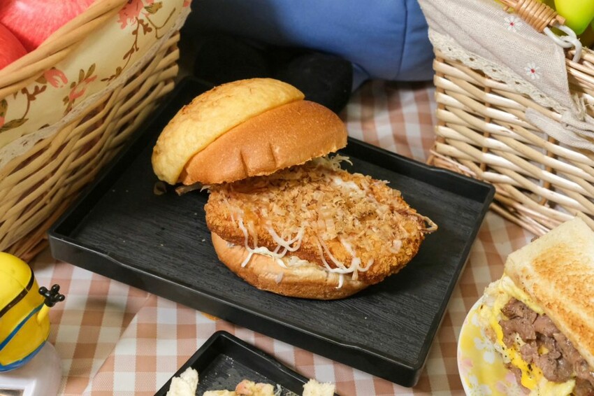 迷霧早午餐|可愛爆炸的小小兵主題早午餐,夢幻粉色滿餡三明治好吃又好拍! - 肉依小姐吃什麼