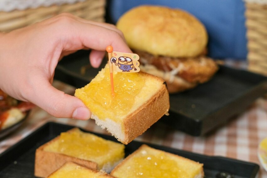 迷霧早午餐|可愛爆炸的小小兵主題早午餐,夢幻粉色滿餡三明治好吃又好拍! - 肉依小姐吃什麼