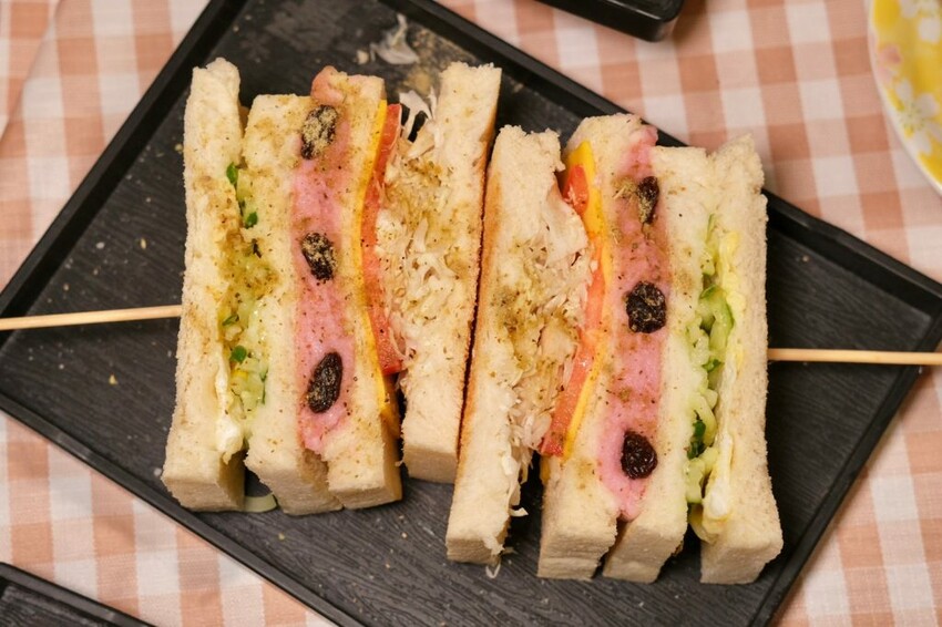 迷霧早午餐|可愛爆炸的小小兵主題早午餐,夢幻粉色滿餡三明治好吃又好拍! - 肉依小姐吃什麼