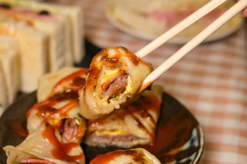 迷霧早午餐|可愛爆炸的小小兵主題早午餐,夢幻粉色滿餡三明治好吃又好拍! - 肉依小姐吃什麼