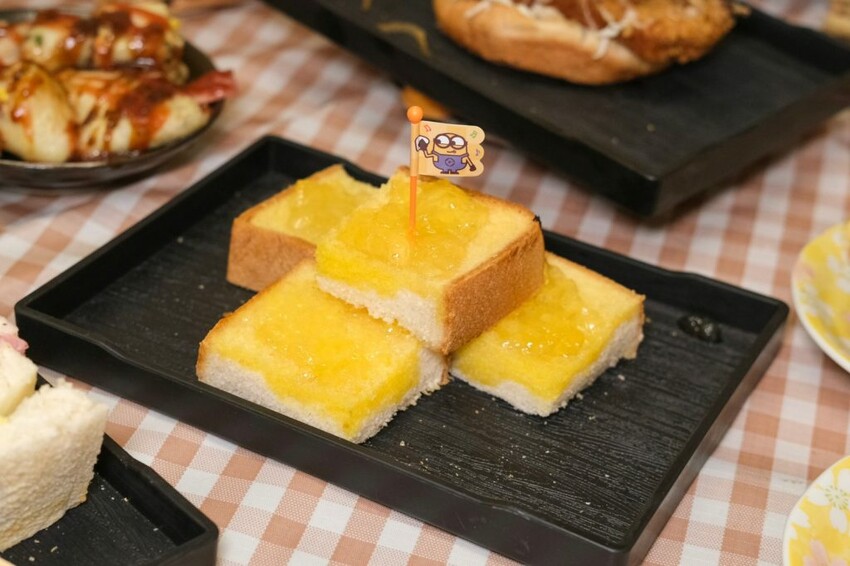 迷霧早午餐|可愛爆炸的小小兵主題早午餐,夢幻粉色滿餡三明治好吃又好拍! - 肉依小姐吃什麼