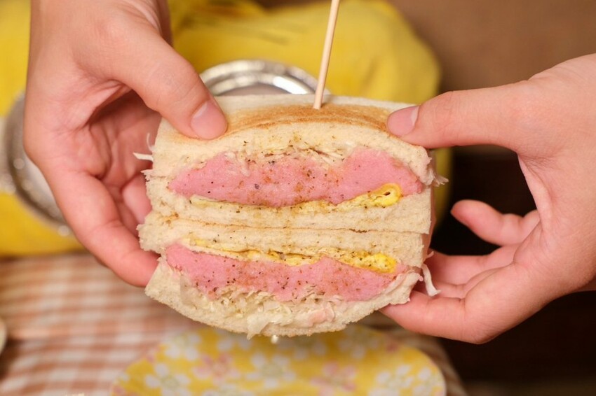 迷霧早午餐|可愛爆炸的小小兵主題早午餐,夢幻粉色滿餡三明治好吃又好拍! - 肉依小姐吃什麼