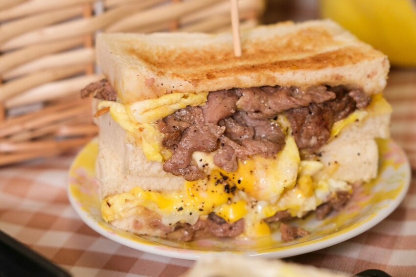 迷霧早午餐|可愛爆炸的小小兵主題早午餐,夢幻粉色滿餡三明治好吃又好拍! - 肉依小姐吃什麼