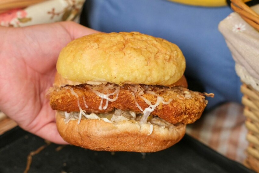 迷霧早午餐|可愛爆炸的小小兵主題早午餐,夢幻粉色滿餡三明治好吃又好拍! - 肉依小姐吃什麼