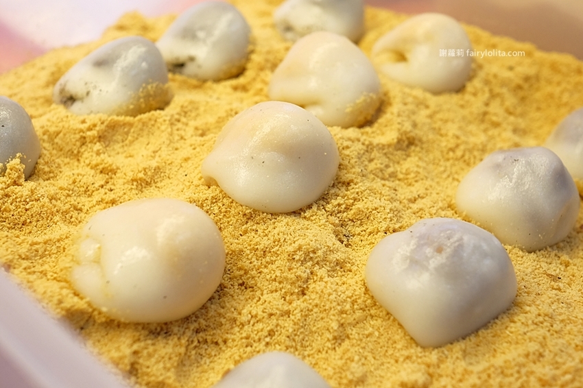 康家手工客家麻糬。低調一攤神祕藏市場，限時不到3小時被搶光，傳統古早味手工麻糬每日超限量！ @蹦啾♥謝蘿莉 La vie heureuse