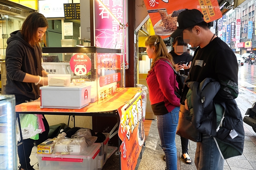 康家手工客家麻糬。低調一攤神祕藏市場，限時不到3小時被搶光，傳統古早味手工麻糬每日超限量！ @蹦啾♥謝蘿莉 La vie heureuse