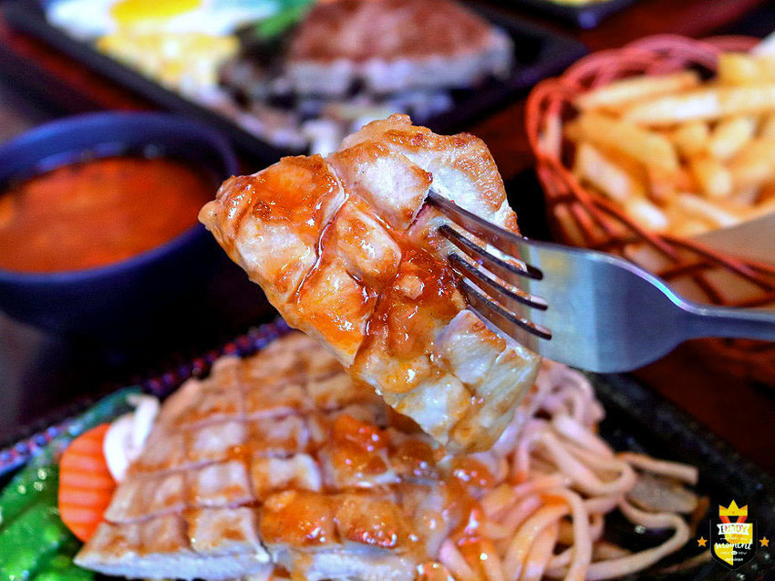 台南平價牛排/堅持原肉不用組合肉/內用飲料濃湯無限暢飲喝到飽/排餐加麵加飯免費/份量實在CP值高/忠實顧客回訪10次吃不膩