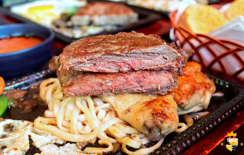 台南平價牛排/堅持原肉不用組合肉/內用飲料濃湯無限暢飲喝到飽/排餐加麵加飯免費/份量實在CP值高/忠實顧客回訪10次吃不膩