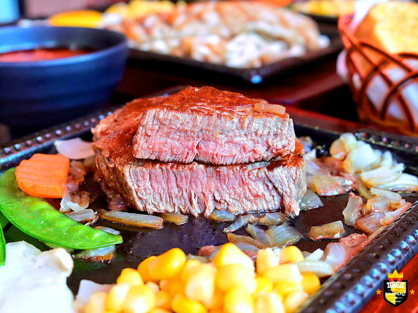 台南平價牛排/堅持原肉不用組合肉/內用飲料濃湯無限暢飲喝到飽/排餐加麵加飯免費/份量實在CP值高/忠實顧客回訪10次吃不膩