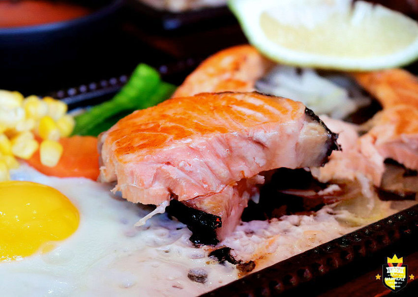 台南平價牛排/堅持原肉不用組合肉/內用飲料濃湯無限暢飲喝到飽/排餐加麵加飯免費/份量實在CP值高/忠實顧客回訪10次吃不膩