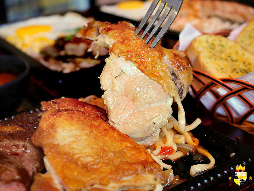 台南平價牛排/堅持原肉不用組合肉/內用飲料濃湯無限暢飲喝到飽/排餐加麵加飯免費/份量實在CP值高/忠實顧客回訪10次吃不膩