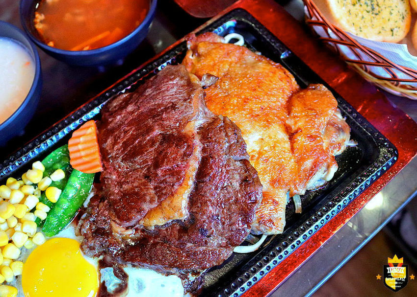 台南平價牛排/堅持原肉不用組合肉/內用飲料濃湯無限暢飲喝到飽/排餐加麵加飯免費/份量實在CP值高/忠實顧客回訪10次吃不膩