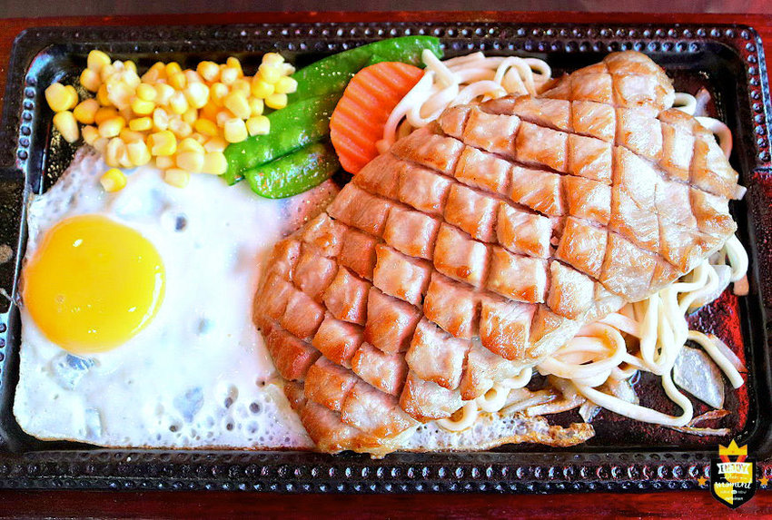 台南平價牛排/堅持原肉不用組合肉/內用飲料濃湯無限暢飲喝到飽/排餐加麵加飯免費/份量實在CP值高/忠實顧客回訪10次吃不膩