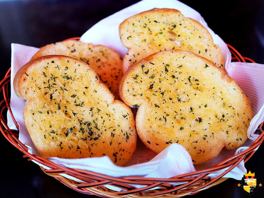 台南平價牛排/堅持原肉不用組合肉/內用飲料濃湯無限暢飲喝到飽/排餐加麵加飯免費/份量實在CP值高/忠實顧客回訪10次吃不膩