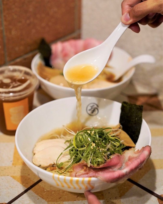 新竹東門市場拉麵推薦『大角拉麵』,來自名古屋拉麵職人所創立的,新穎的霓虹燈文青風裝潢與美味的拉麵,你絕對不能錯過! - 阿華田的美食日記