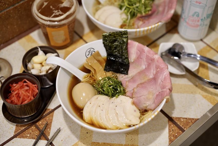 新竹東門市場拉麵推薦『大角拉麵』,來自名古屋拉麵職人所創立的,新穎的霓虹燈文青風裝潢與美味的拉麵,你絕對不能錯過! - 阿華田的美食日記