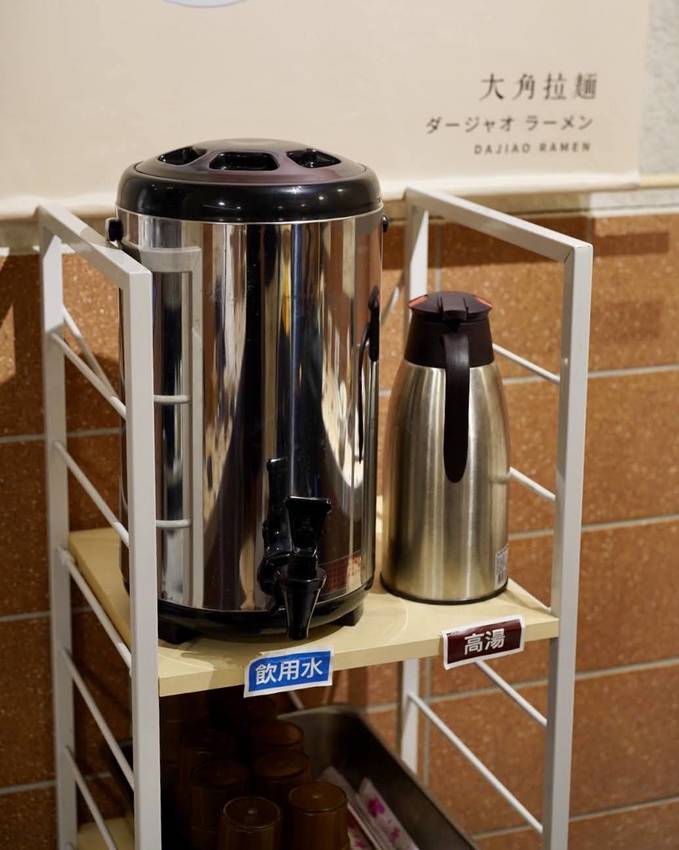 新竹東門市場拉麵推薦『大角拉麵』,來自名古屋拉麵職人所創立的,新穎的霓虹燈文青風裝潢與美味的拉麵,你絕對不能錯過! - 阿華田的美食日記