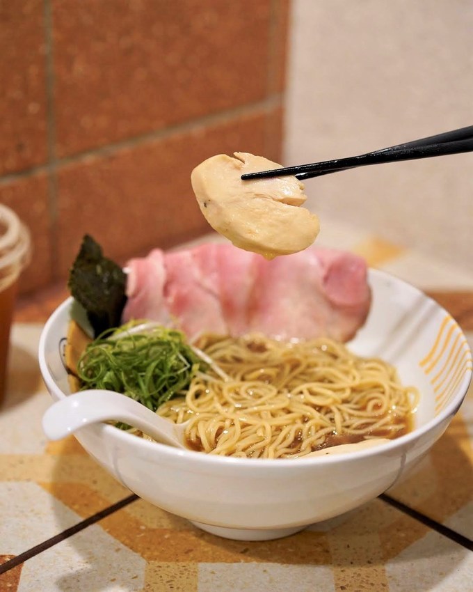 新竹東門市場拉麵推薦『大角拉麵』,來自名古屋拉麵職人所創立的,新穎的霓虹燈文青風裝潢與美味的拉麵,你絕對不能錯過! - 阿華田的美食日記