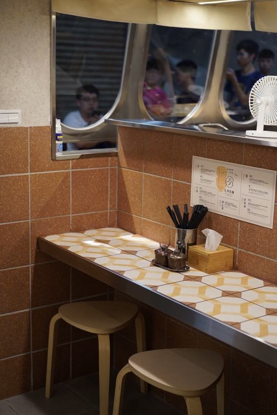 新竹東門市場拉麵推薦『大角拉麵』,來自名古屋拉麵職人所創立的,新穎的霓虹燈文青風裝潢與美味的拉麵,你絕對不能錯過! - 阿華田的美食日記