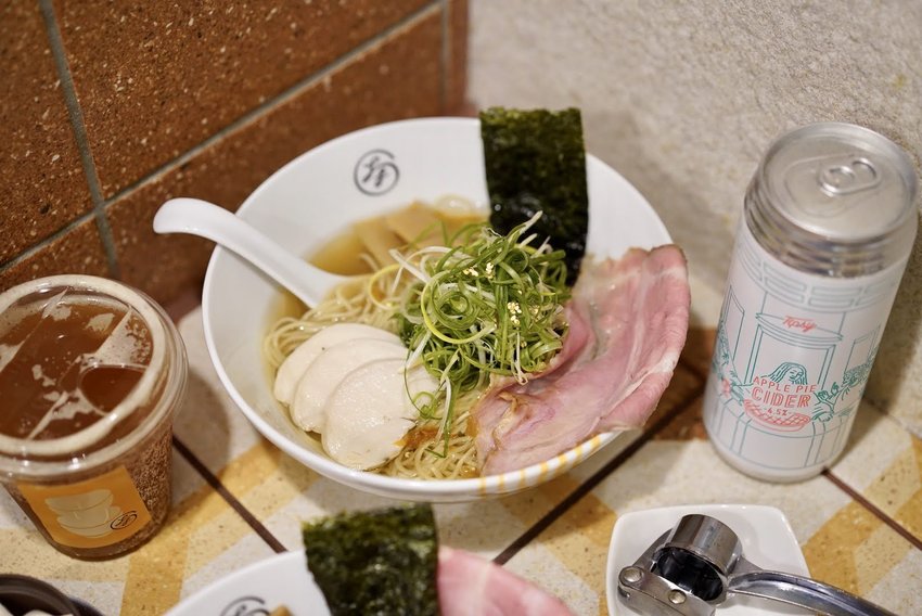 新竹東門市場拉麵推薦『大角拉麵』,來自名古屋拉麵職人所創立的,新穎的霓虹燈文青風裝潢與美味的拉麵,你絕對不能錯過! - 阿華田的美食日記