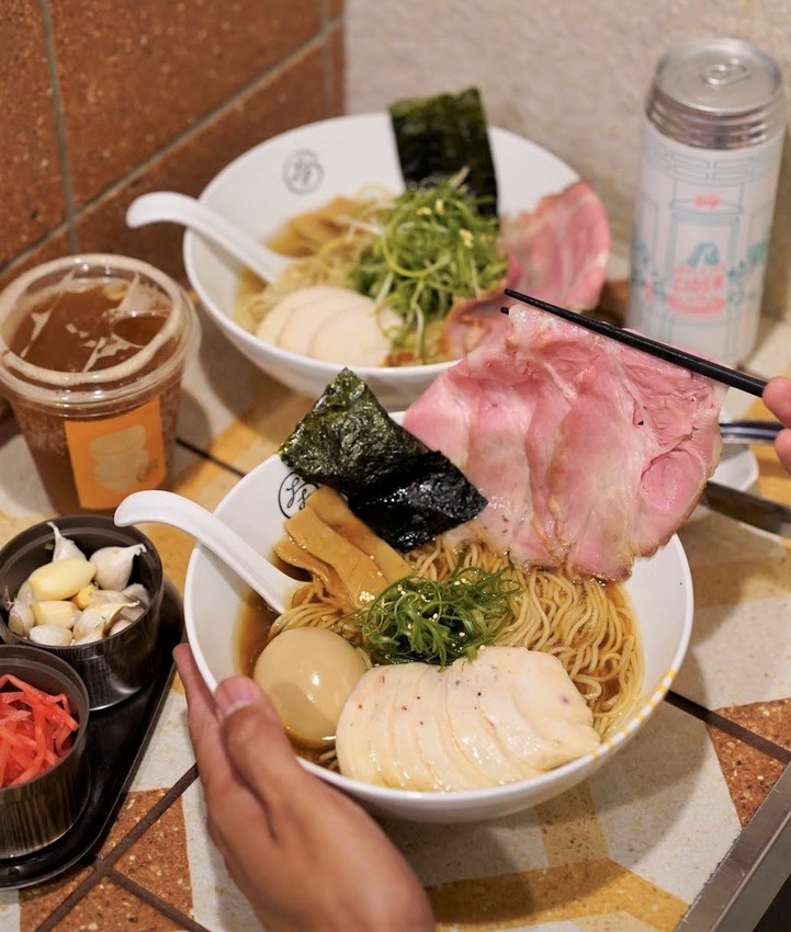 新竹東門市場拉麵推薦『大角拉麵』,來自名古屋拉麵職人所創立的,新穎的霓虹燈文青風裝潢與美味的拉麵,你絕對不能錯過! - 阿華田的美食日記