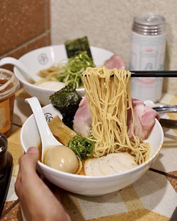 新竹東門市場拉麵推薦『大角拉麵』,來自名古屋拉麵職人所創立的,新穎的霓虹燈文青風裝潢與美味的拉麵,你絕對不能錯過! - 阿華田的美食日記