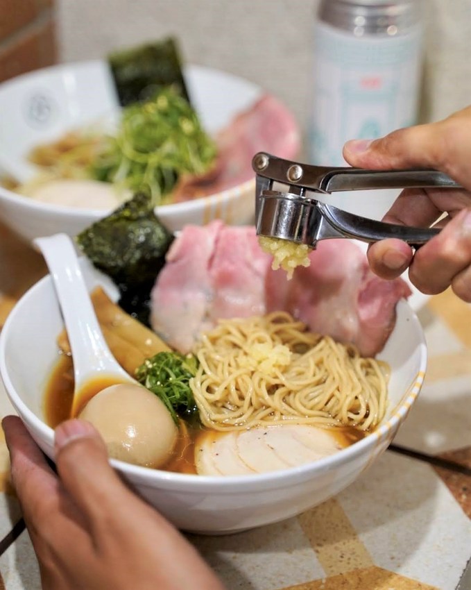 新竹東門市場拉麵推薦『大角拉麵』,來自名古屋拉麵職人所創立的,新穎的霓虹燈文青風裝潢與美味的拉麵,你絕對不能錯過! - 阿華田的美食日記