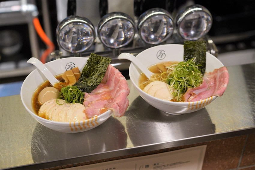 新竹東門市場拉麵推薦『大角拉麵』,來自名古屋拉麵職人所創立的,新穎的霓虹燈文青風裝潢與美味的拉麵,你絕對不能錯過! - 阿華田的美食日記