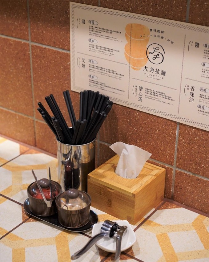 新竹東門市場拉麵推薦『大角拉麵』,來自名古屋拉麵職人所創立的,新穎的霓虹燈文青風裝潢與美味的拉麵,你絕對不能錯過! - 阿華田的美食日記