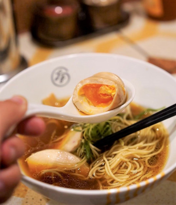 新竹東門市場拉麵推薦『大角拉麵』,來自名古屋拉麵職人所創立的,新穎的霓虹燈文青風裝潢與美味的拉麵,你絕對不能錯過! - 阿華田的美食日記