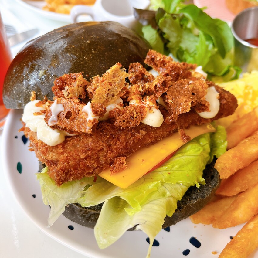 新竹高CP值早午餐—三隻貓，除了早午餐拼盤外還有超濃郁的抹茶塔，流心內餡讓人口水直流